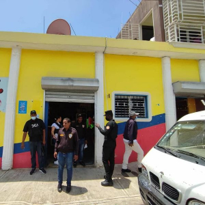 CECCOM, realiza inspecciones a comercios en el sector los Alcarrizos, en compa&ntilde;&iacute;a de representantes del Ministerio P&uacute;blico, Ministerio de Salud P&uacute;blica, La Direcci&oacute;n General de Aduanas y Polic&iacute;a Nacional.